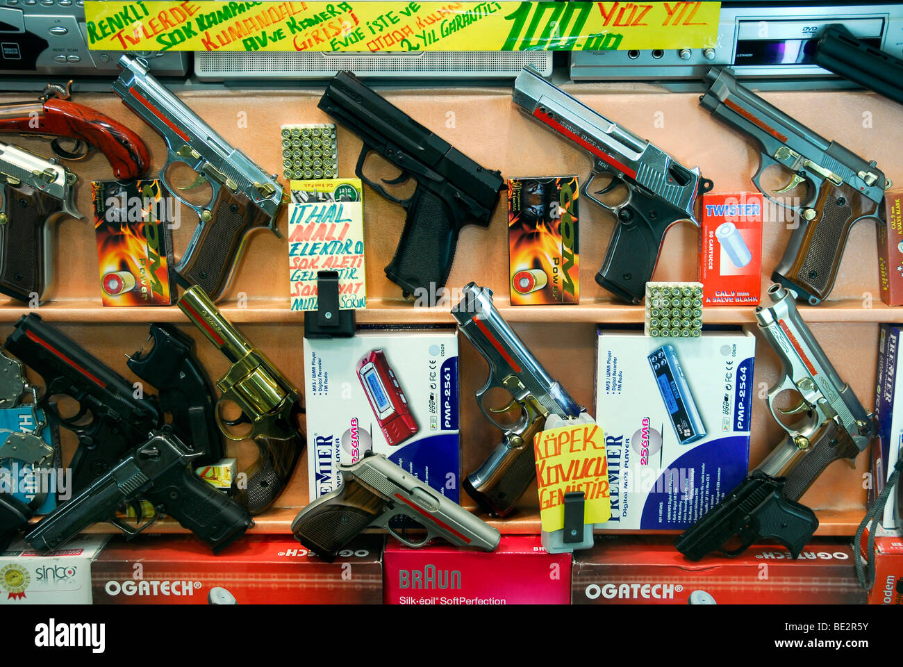 Vitrine des armes à feu, Beyoglu, Istanbul, Turquie Banque D'Images