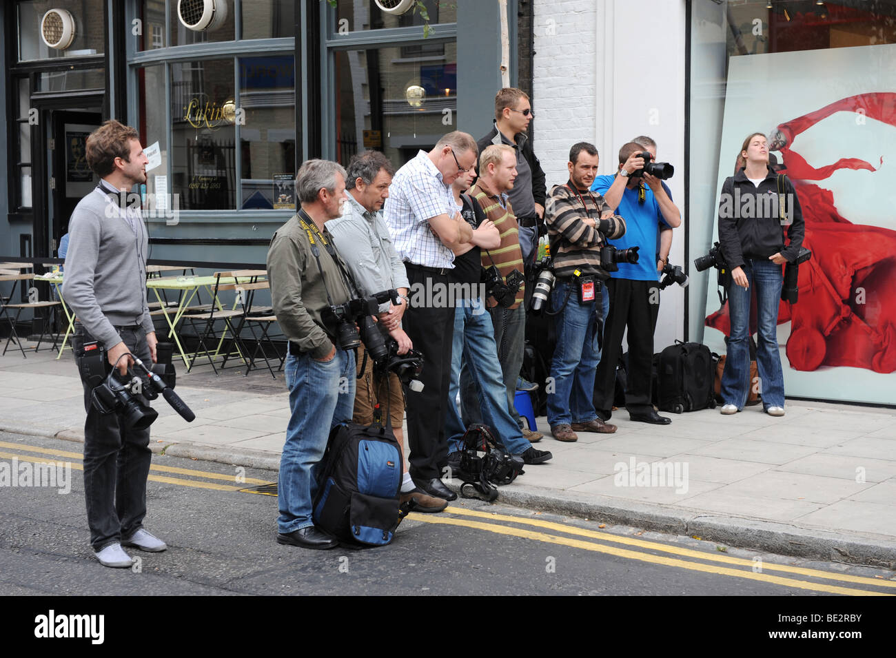 Paparazzi de Londres pour attendre une célébrité. Banque D'Images