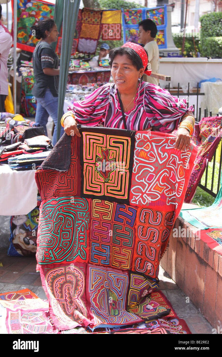 Femme indienne Kuna avec quelques molas à un marché de rue dans la ville de Panama. Banque D'Images