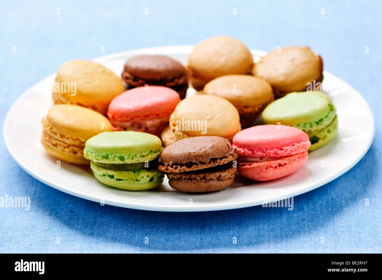 Macaron cookies multicolores frais servis sur une plaque Banque D'Images