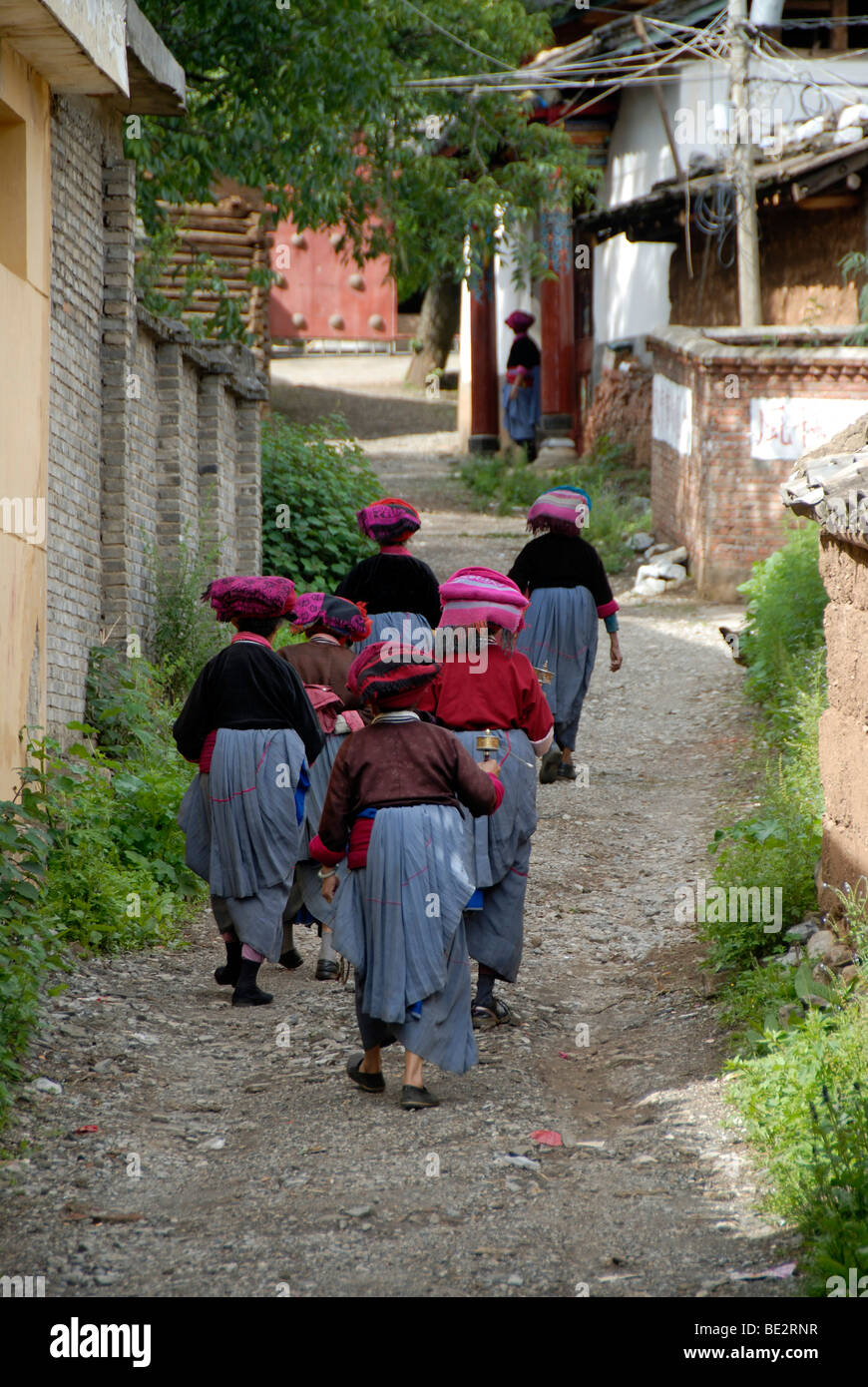 Le bouddhisme tibétain, l'ethnologie, les femmes de l'ethnie Mosu habillé en costume traditionnel de marcher en groupe et la prière oscillante Banque D'Images