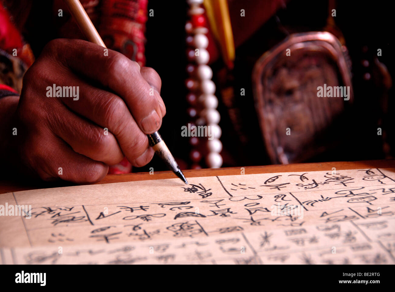 L'écriture script Euroraum ancien prêtre, les mains, le Centre de recherche de l'Im Euroraum Black Dragon Pool, Lijiang, UNESCO World Heritage tr Banque D'Images