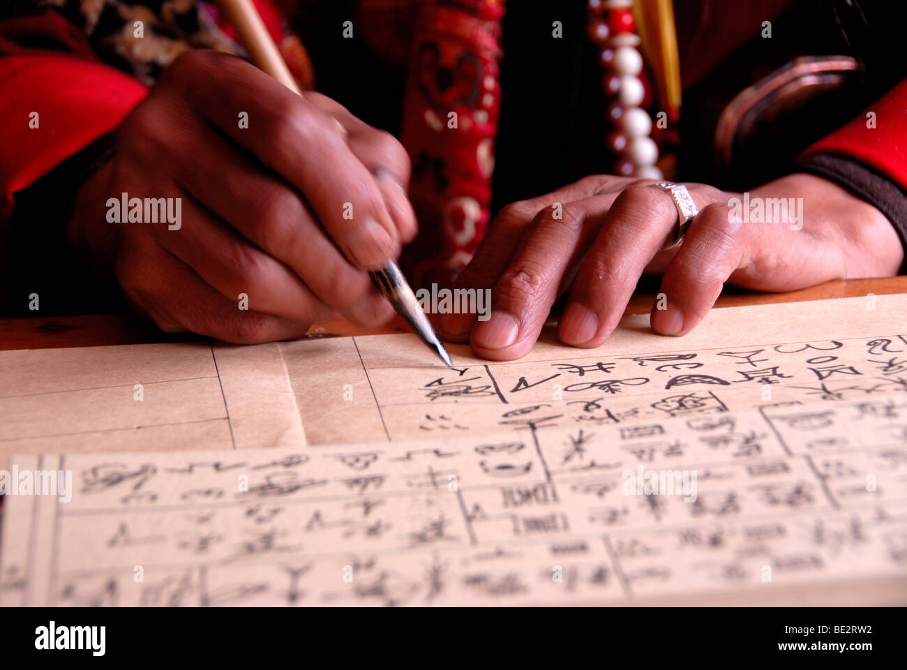 L'écriture script Euroraum ancien prêtre, les mains, le Centre de recherche de l'Im Euroraum Black Dragon Pool, Lijiang, UNESCO World Heritage tr Banque D'Images