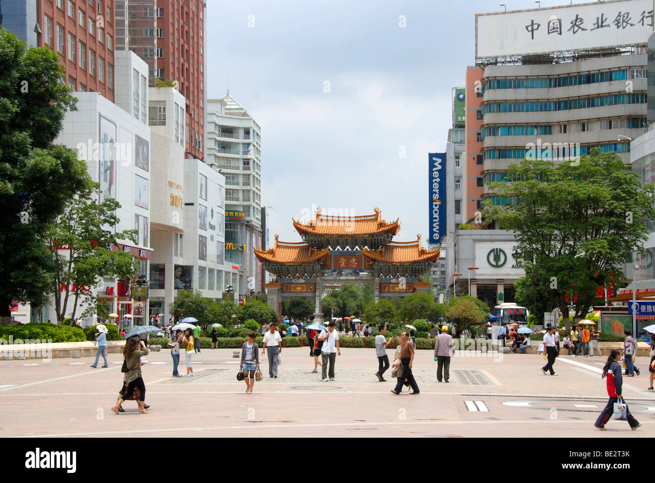 Occupé à la zone piétonne du centre-ville moderne, Kunming, Province du Yunnan, en République populaire de Chine, l'Asie Banque D'Images