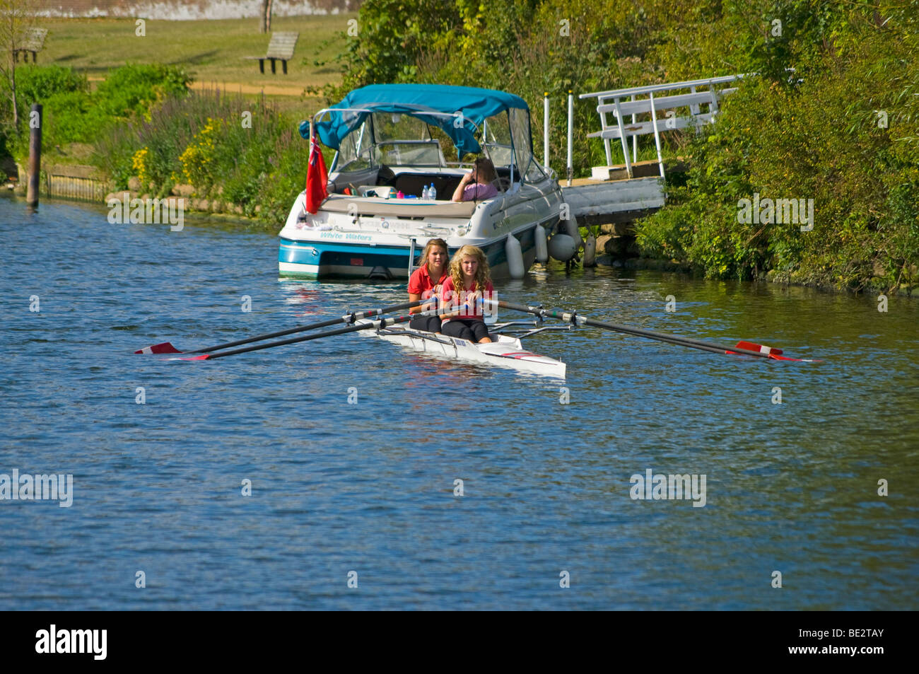 2 jeunes filles un aviron de godille sur la rivière Thames Surrey England Banque D'Images