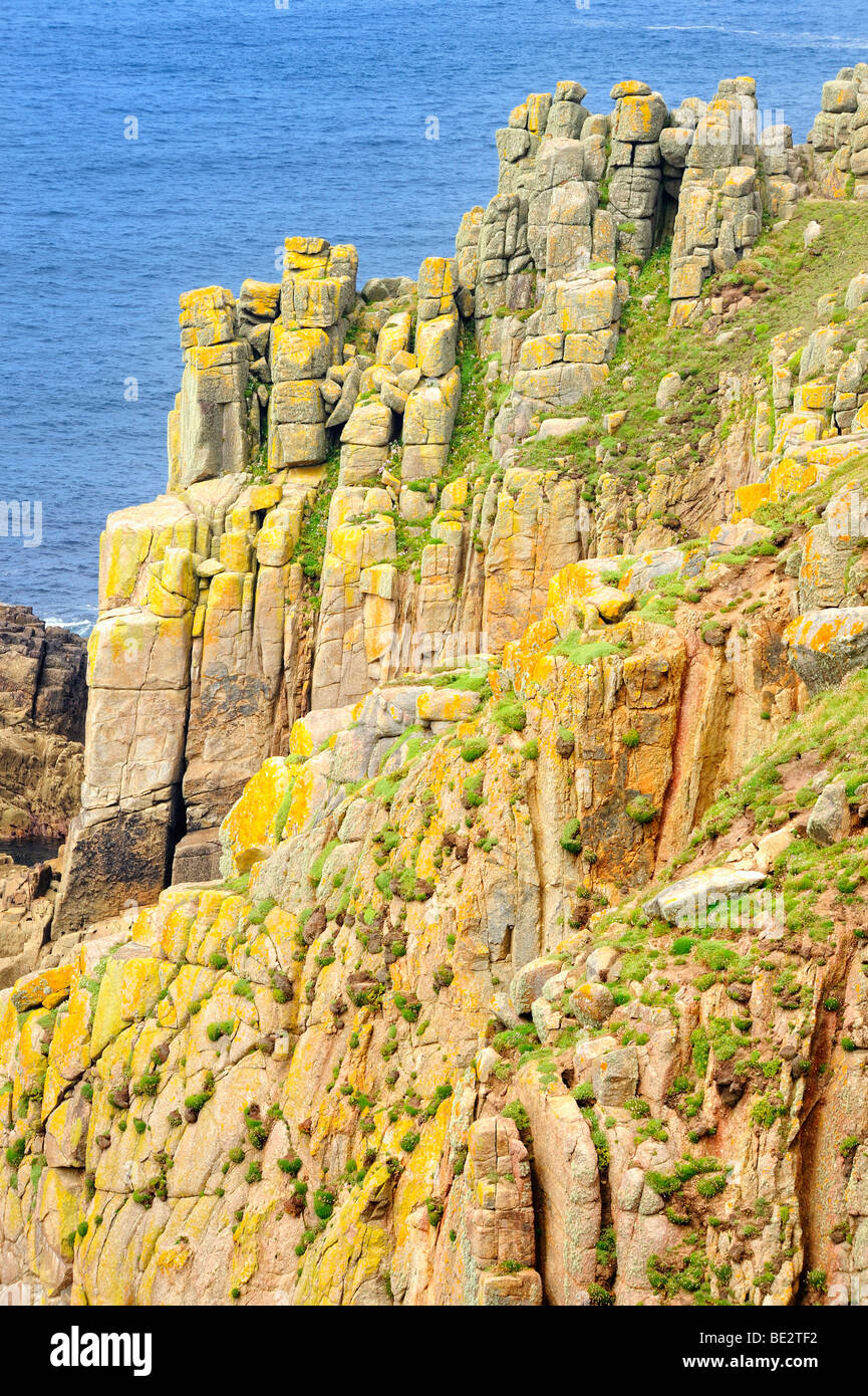 Formations sur la falaise bizarre côte escarpée de Land's End, Cornwall, Angleterre, Royaume-Uni, Europe Banque D'Images