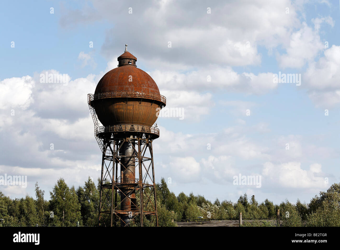 Eau historique situé au sud, sphérique réservoir d'eau sur un cadre en acier rouillé, abandonnés de cour de triage, Duisburg-Wedau, Ruhr, No Banque D'Images