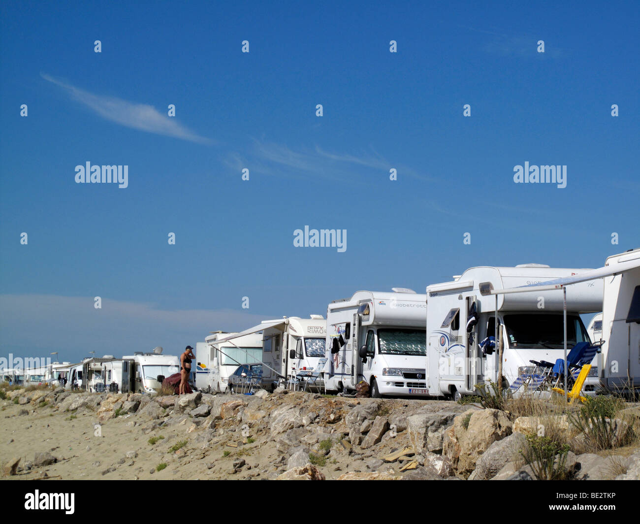 Camping-cars ou voitures stationnées le long de la plage près de Sète dans le sud de la France Banque D'Images