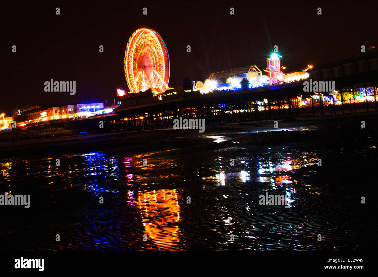 Grande roue illuminée sur Blackpool Central Pier Banque D'Images