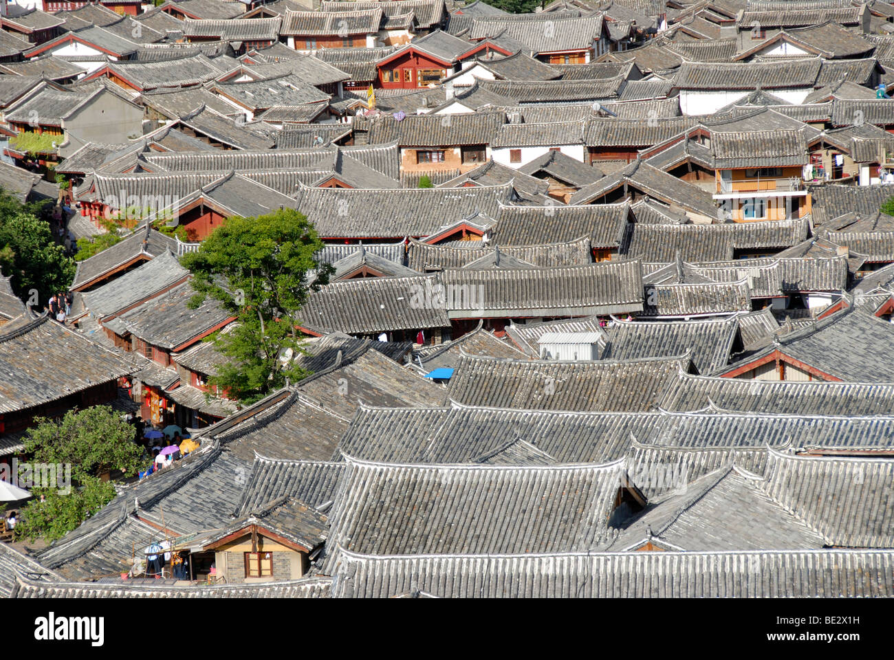 Toits, vieille ville de Lijiang, Site du patrimoine mondial de l'UNESCO, la Province du Yunnan, en République populaire de Chine, l'Asie Banque D'Images