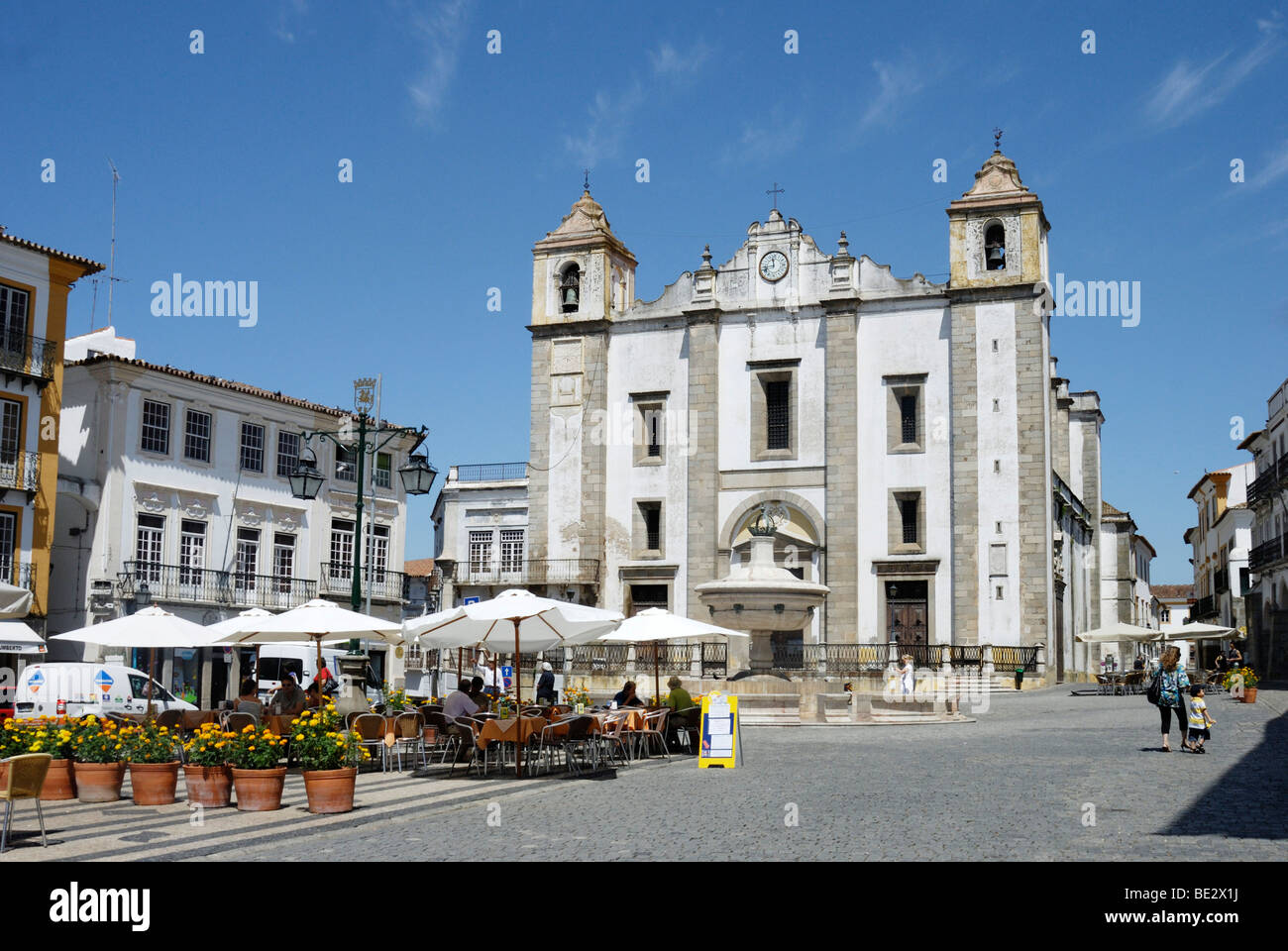 Praca do Giraldo carré avec l'église Igreja de Sao Antao et café en plein air, Evora, UNESCO World Heritage Site, Alentejo, Port Banque D'Images