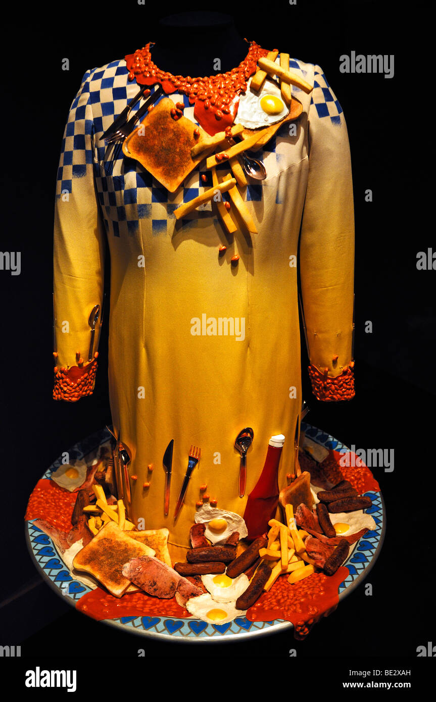 Robe avec des toasts, œufs frits, sautés et les couverts pour une pièce de théâtre en 1996, dans le Victoria & Albert Museum, 1-5 Exhibition Road, London Banque D'Images