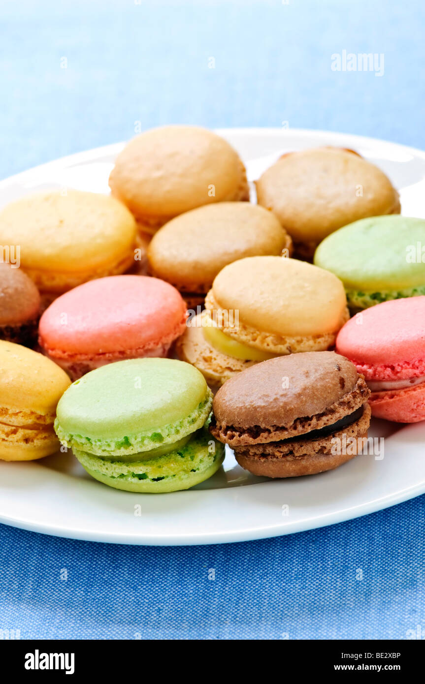 Macaron cookies multicolores frais servis sur une plaque Banque D'Images