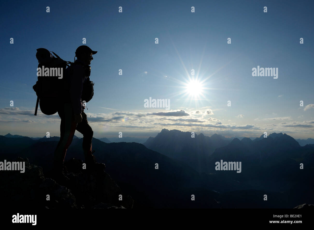 En face d'alpiniste des sommets alpins au lever du soleil, Berwang, Tyrol, Autriche, Europe, Ausserfern Banque D'Images