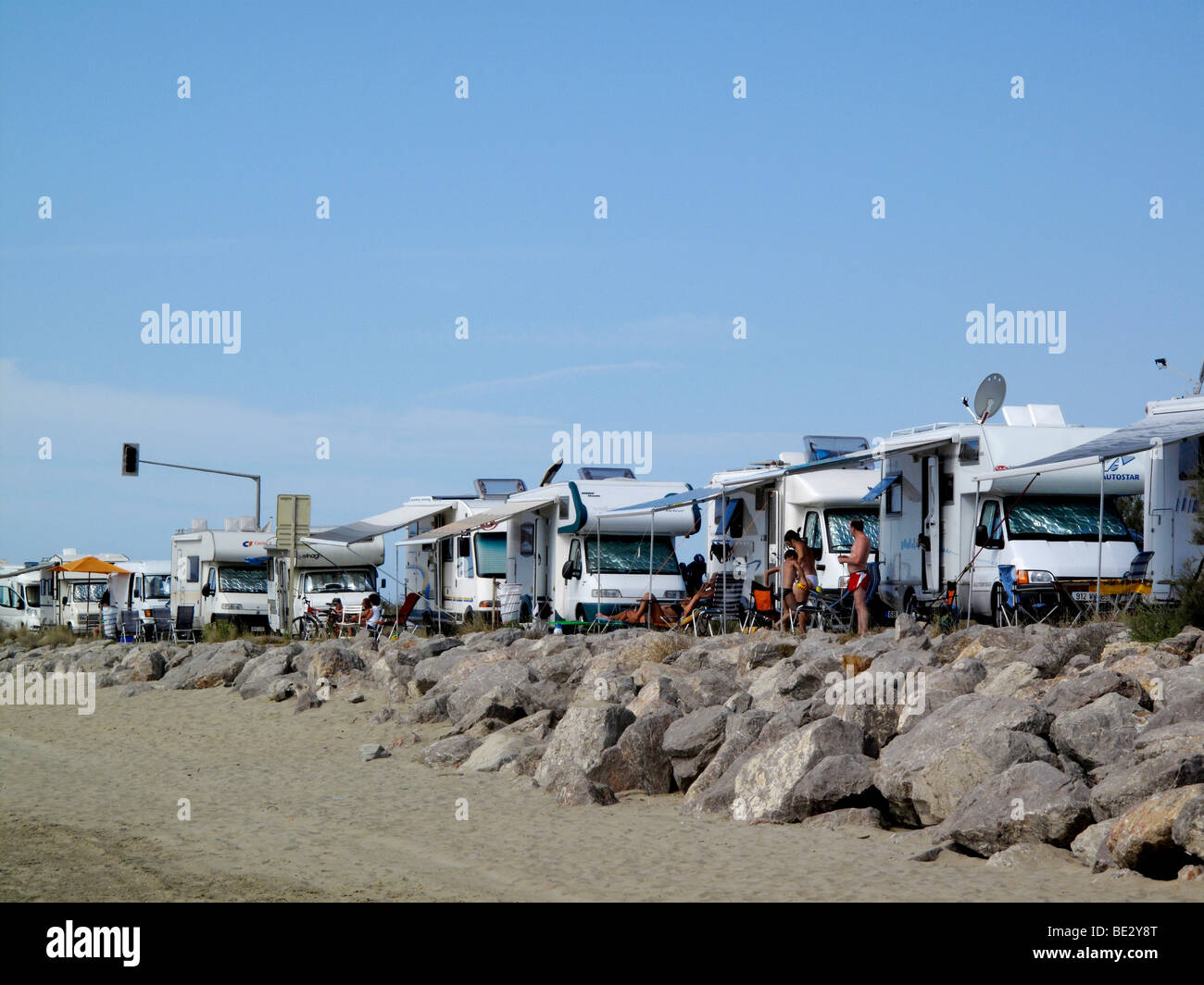 Camping-cars ou voitures stationnées le long de la plage près de Sète dans le sud de la France Banque D'Images