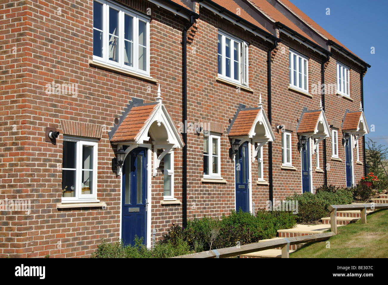 Rangée de cottages, Overton Hill Housing Estate, Overton, Hampshire, Angleterre, Royaume-Uni Banque D'Images