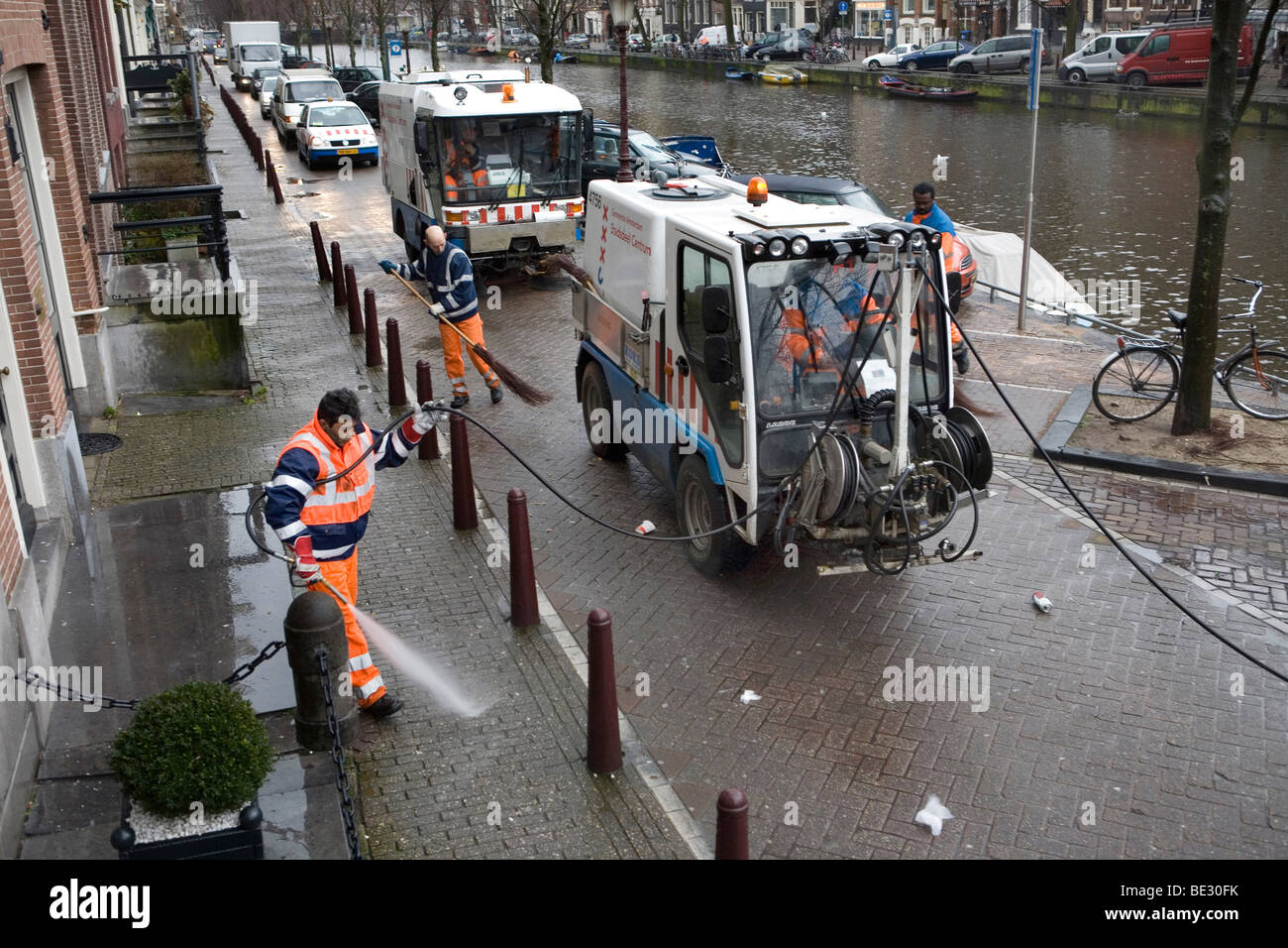 Les nettoyeurs de rue au travail à Amsterdam Photo Stock - Alamy