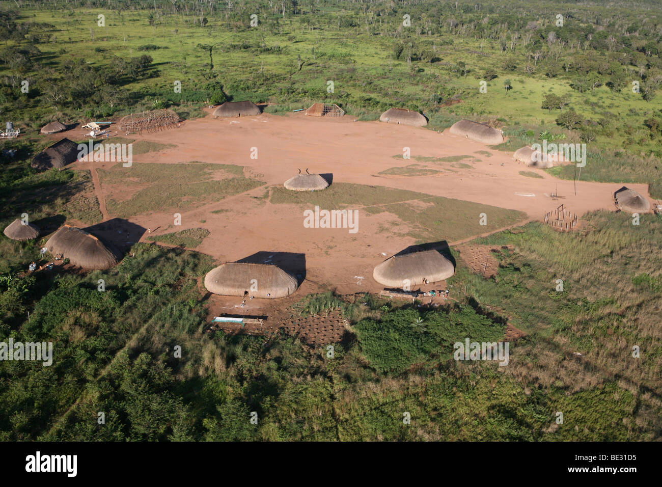 Les Indiens Xingu dans le Aamzone, Brésil love Bow and arrow compétition à la place du village. Il s'agit d'animations pour le même Banque D'Images