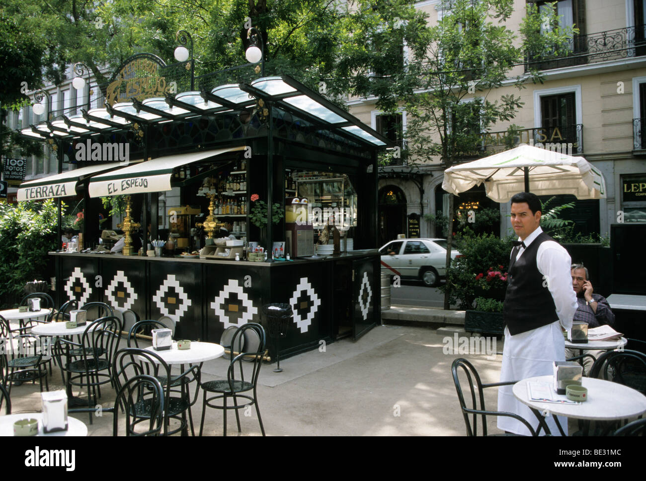Cafe waiter, Paseo de Recoletos, Madrid, Spain, Europe Banque D'Images