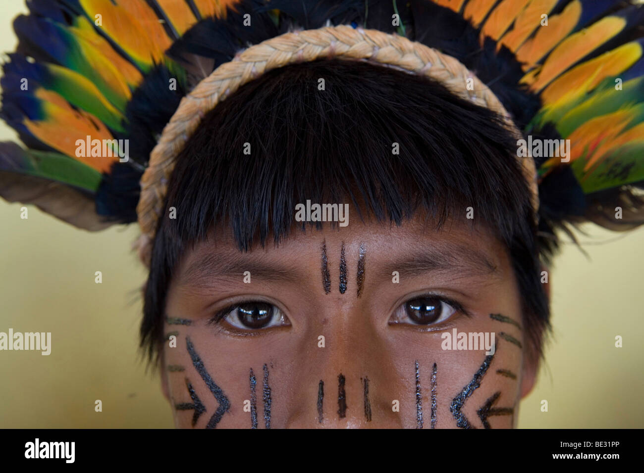 Les enfants de l'aller à l'école des Indiens Xingu construit dans le village par le ministère de l'éducation. Il est de tradition d'aller dans traditiona Banque D'Images