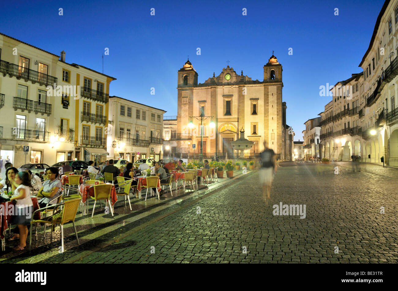 Praca do Giraldo carré avec l'église Igreja de Sao Antao et café en plein air la nuit, Evora, UNESCO World Heritage Site, Alent Banque D'Images