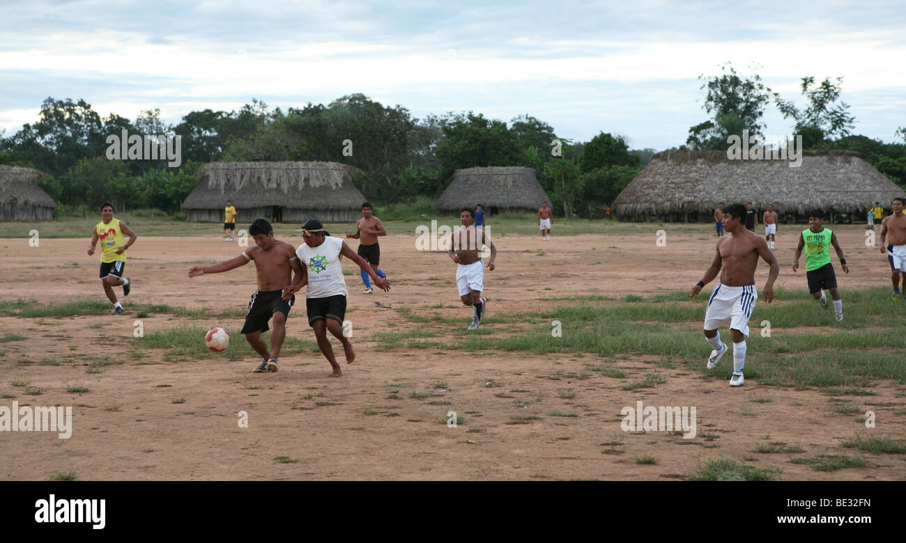 Les Indiens Xingu sont à jouer au football sur la place du village. L'participent à la ligue de football régionale Banque D'Images