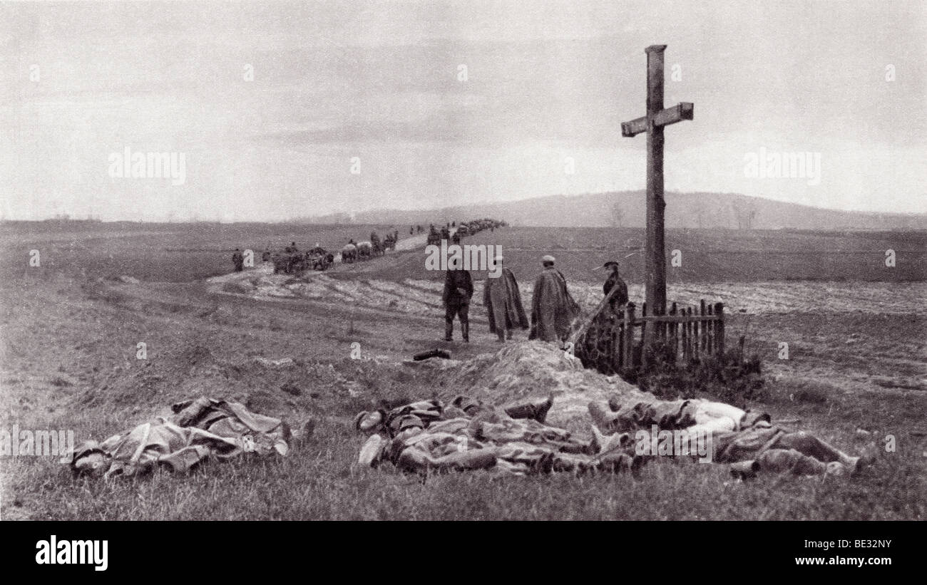Des soldats morts sur le champ de bataille après la victoire russe à Kielce, Pologne pendant la Première Guerre mondiale. Banque D'Images