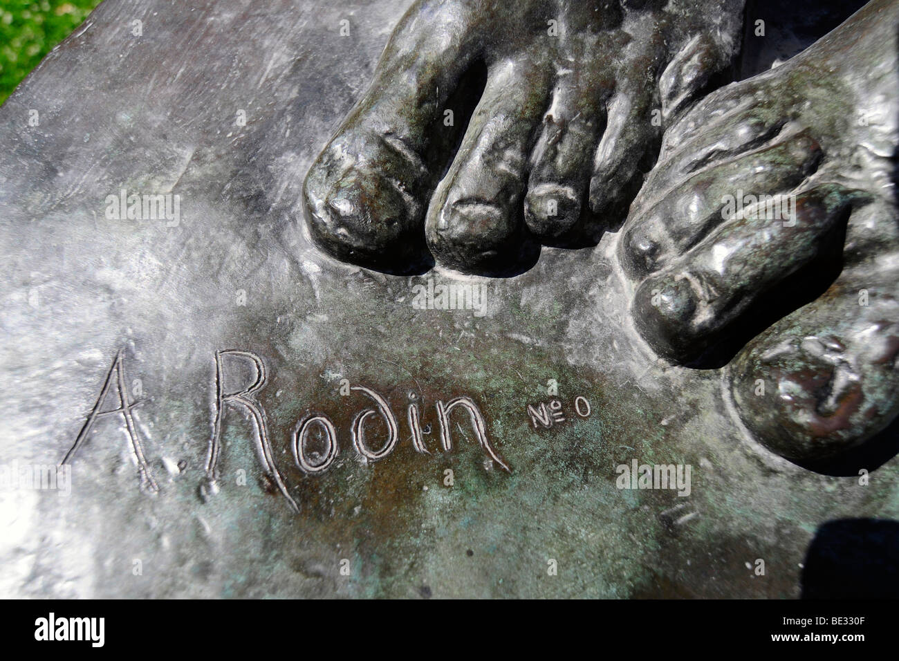 Close-up d'une sculpture réalisée par Auguste Rodin, avec sa signature bien visible. Photo prise au musée Rodin à Paris. Banque D'Images