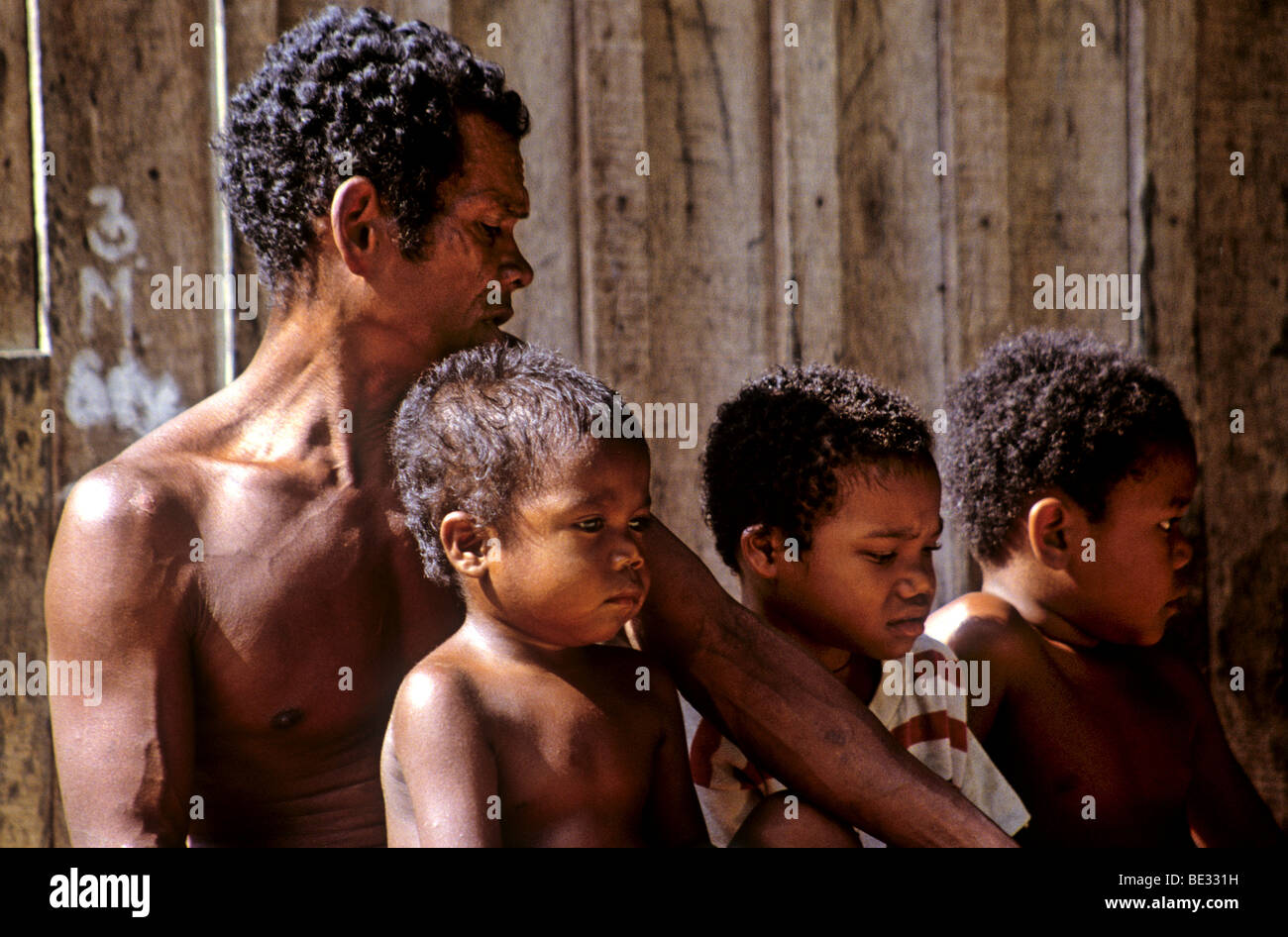 2746. L'homme et des enfants de la tribu Sakai ou slon4e, le sud de la  Thaïlande Photo Stock - Alamy