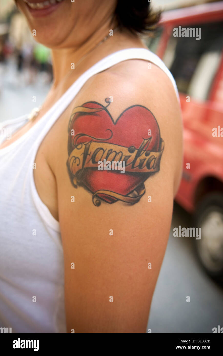 Close up of woman's arm avec tatouage d'un coeur et le mot 'familia' sur  l'ensemble Photo Stock - Alamy