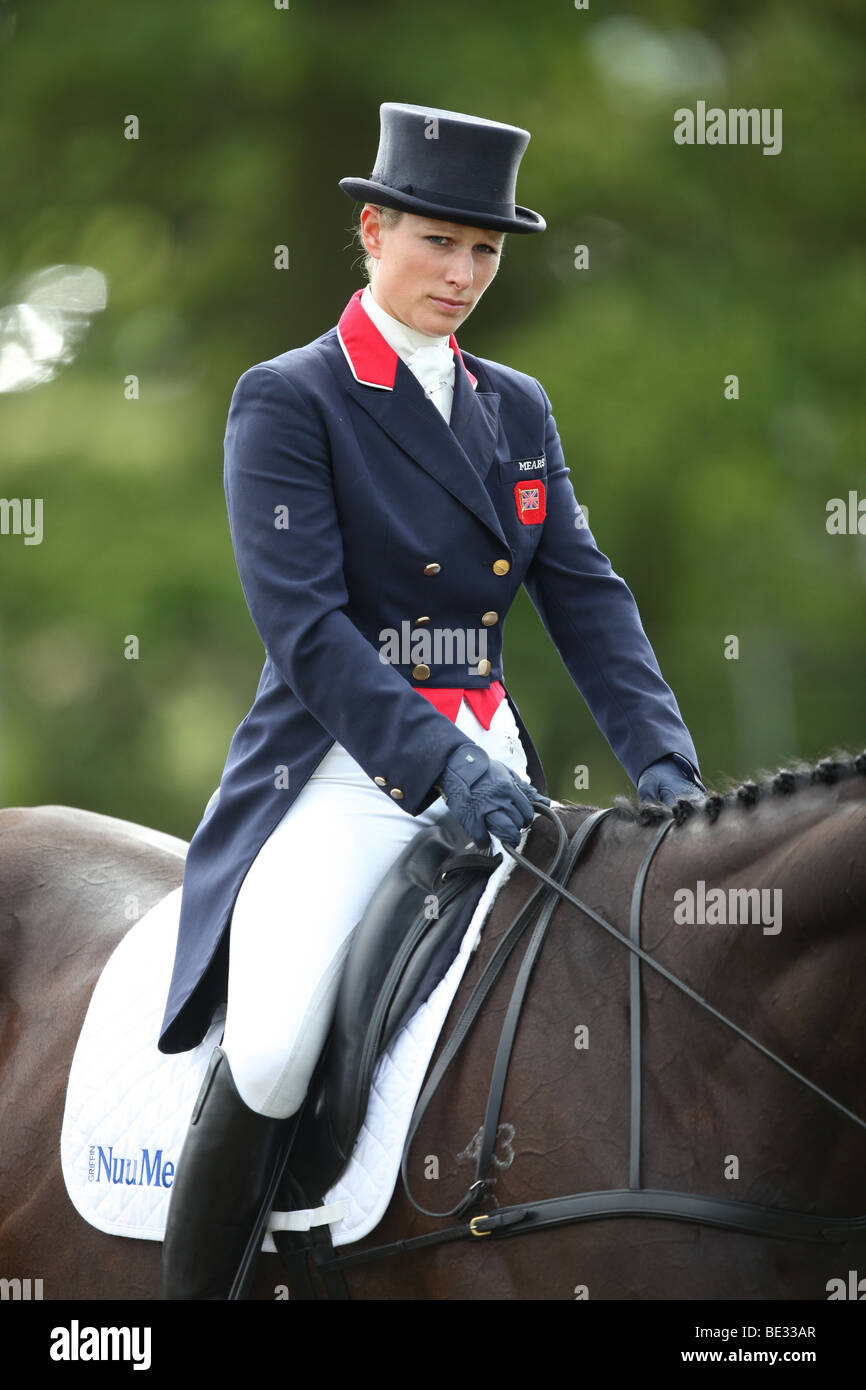 Zara Phillips se prépare à participer à la phase de dressage à Burghley Horse Trials. Banque D'Images
