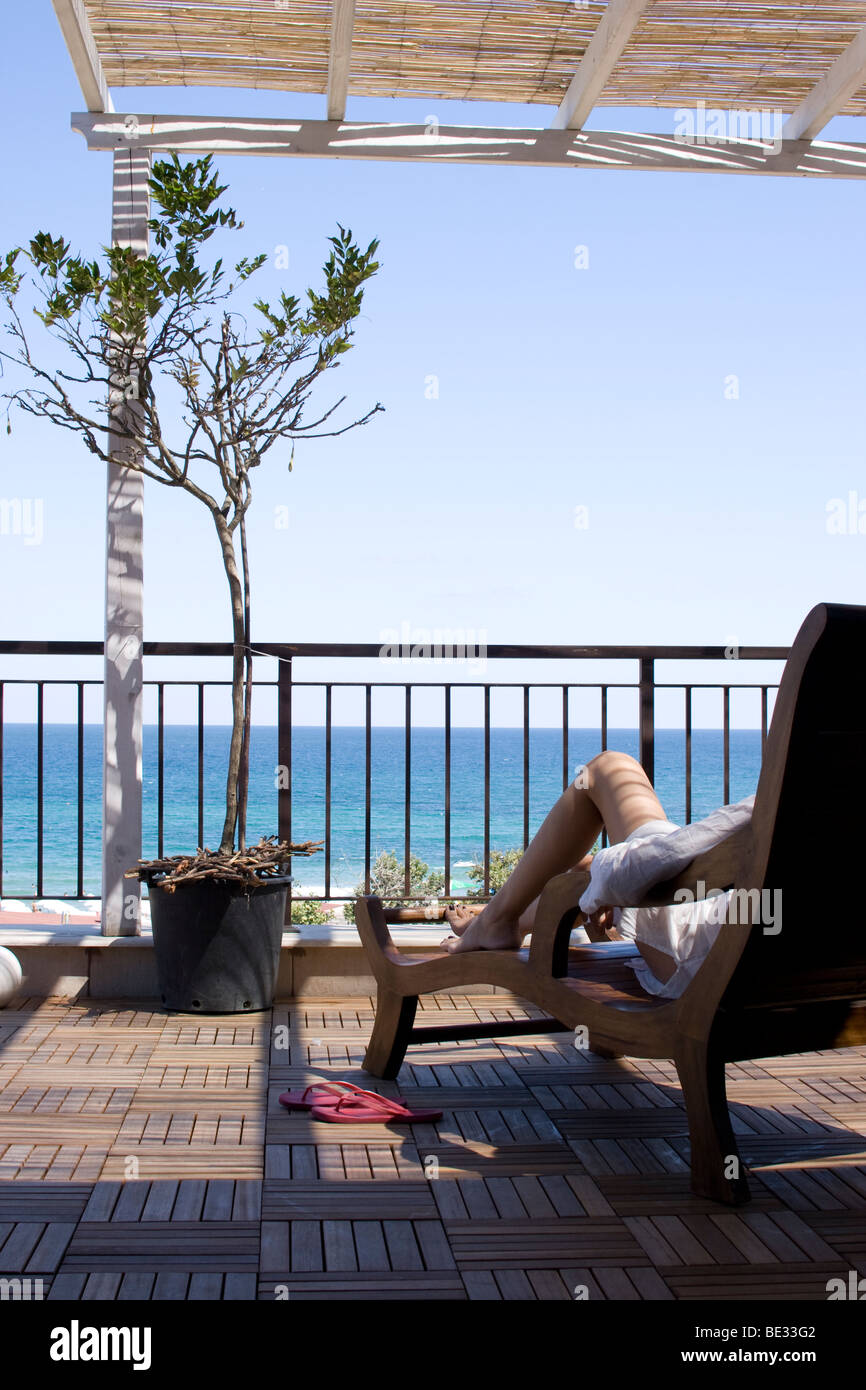 La femme jouit d'Horizon de mer Vue sur une terrasse de luxe--Des vacances Collection Banque D'Images