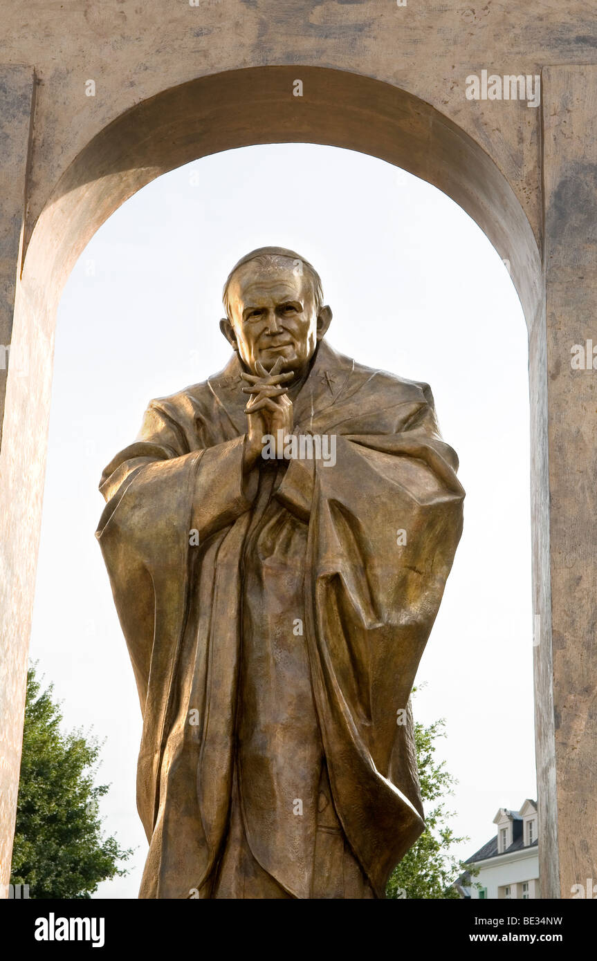 Le Pape Jean Paul II statue en Ploermel, Bretagne, France Photo Stock -  Alamy