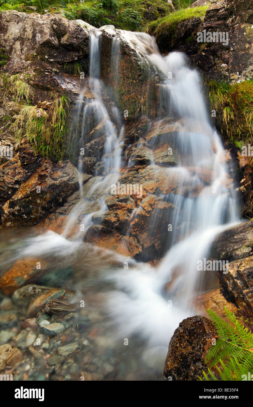 Chutes d'eau de haute montagne en plein essor près de Buttermere, 'le Lake District' Cumbria England UK Banque D'Images