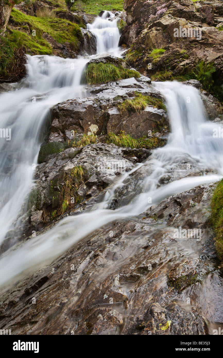 Chutes d'eau de montagne en plein essor près de Buttermere, 'le Lake District' Cumbria England UK Banque D'Images