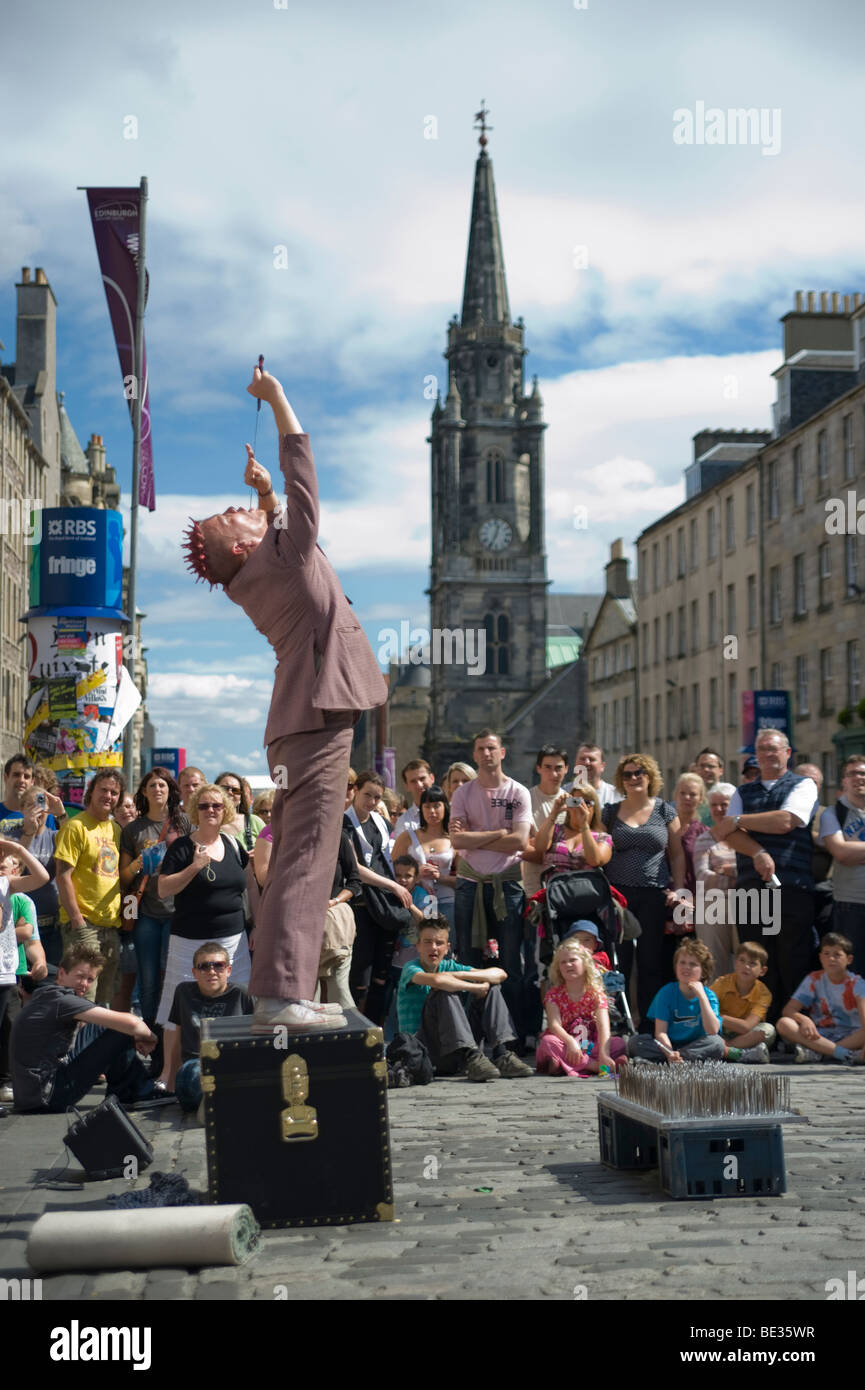 Artiste de rue dans le Royal Mile d'Édimbourg lors de la Fringe Festival 2009, en Écosse, au Royaume-Uni. Banque D'Images