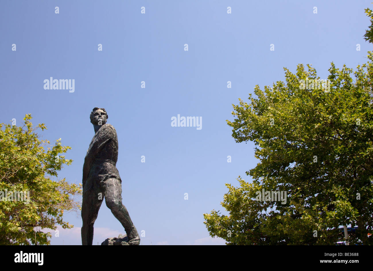 Statue d'un homme près de le port de Mandraki Rhodes , Nouvelle ville , Rhodes , Dodécanèse , Grèce Banque D'Images