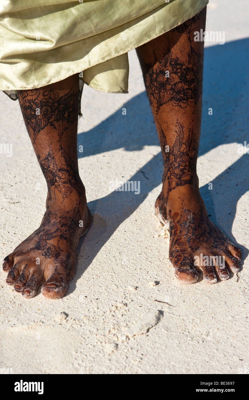 Tatouage au henné sur les pieds d'une femme de Zanzibar, Tanzania, Africa Banque D'Images