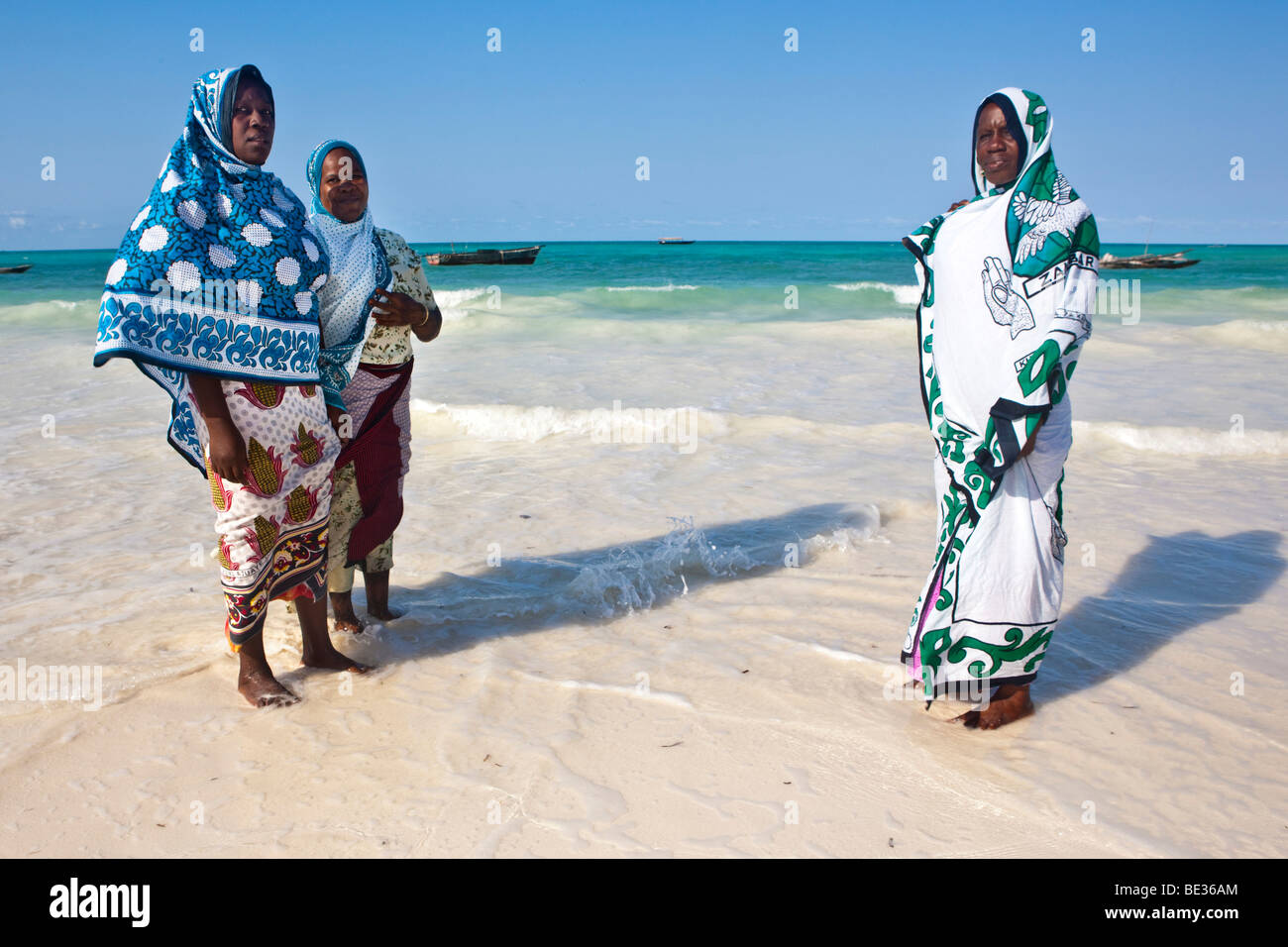 Les femmes musulmanes sur la plage de Zanzibar, Tanzania, Africa Photo  Stock - Alamy