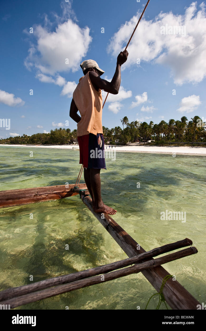 Dhaw arabe naviguant dans un lagon bleu, Zanzibar, Tanzania, Africa Banque D'Images