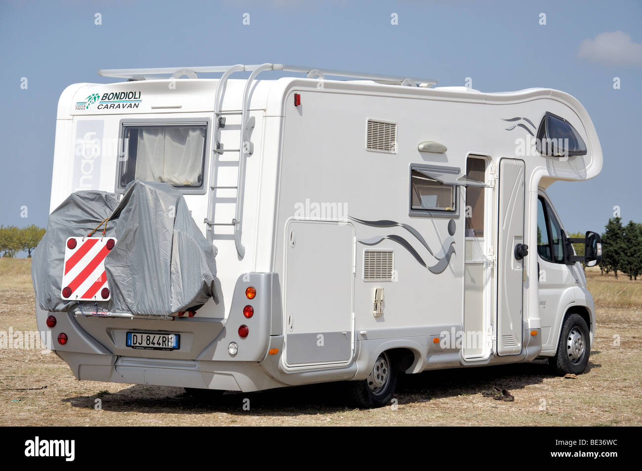 Un camping-car, stationné dans un champ, Andria, province de Barletta-Andria-Trani, Région des Pouilles, Italie Banque D'Images