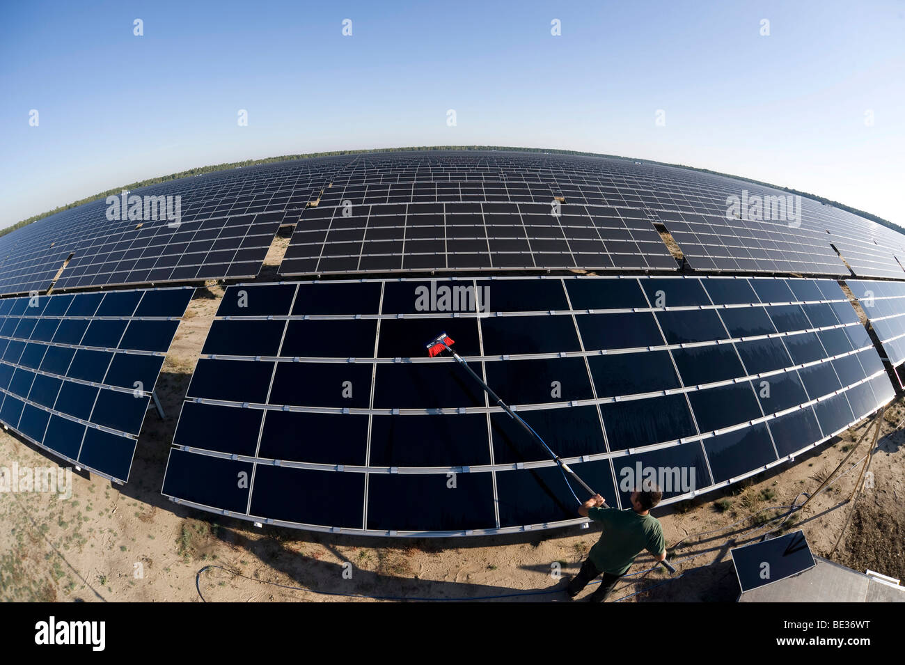 Le plus grand parc solaire de Lieberose, Spreewald, Brandebourg, Allemagne, Europe Banque D'Images