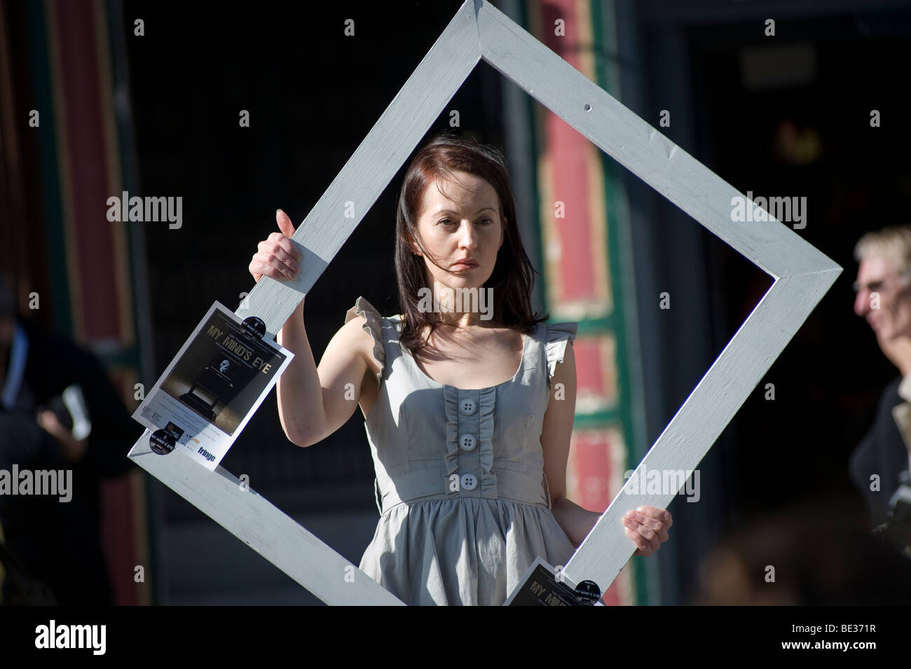Artiste de rue son spectacle publicité avec un cadre dans ses mains pour le Edinburgh Fringe Festival 2009, l'Écosse. UK Banque D'Images