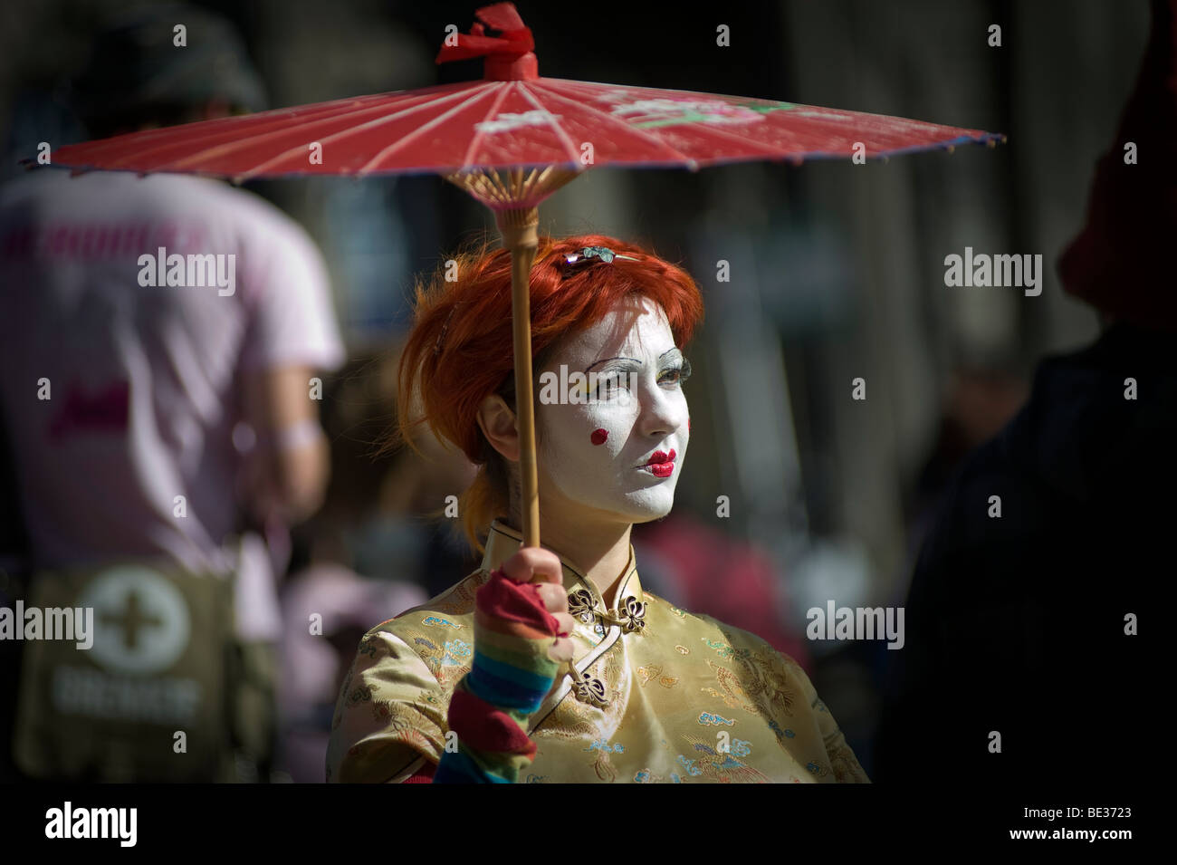 Artiste de rue vêtue comme une geisha au Edinburgh Fringe Festival 2009, Écosse, Royaume-Uni Banque D'Images