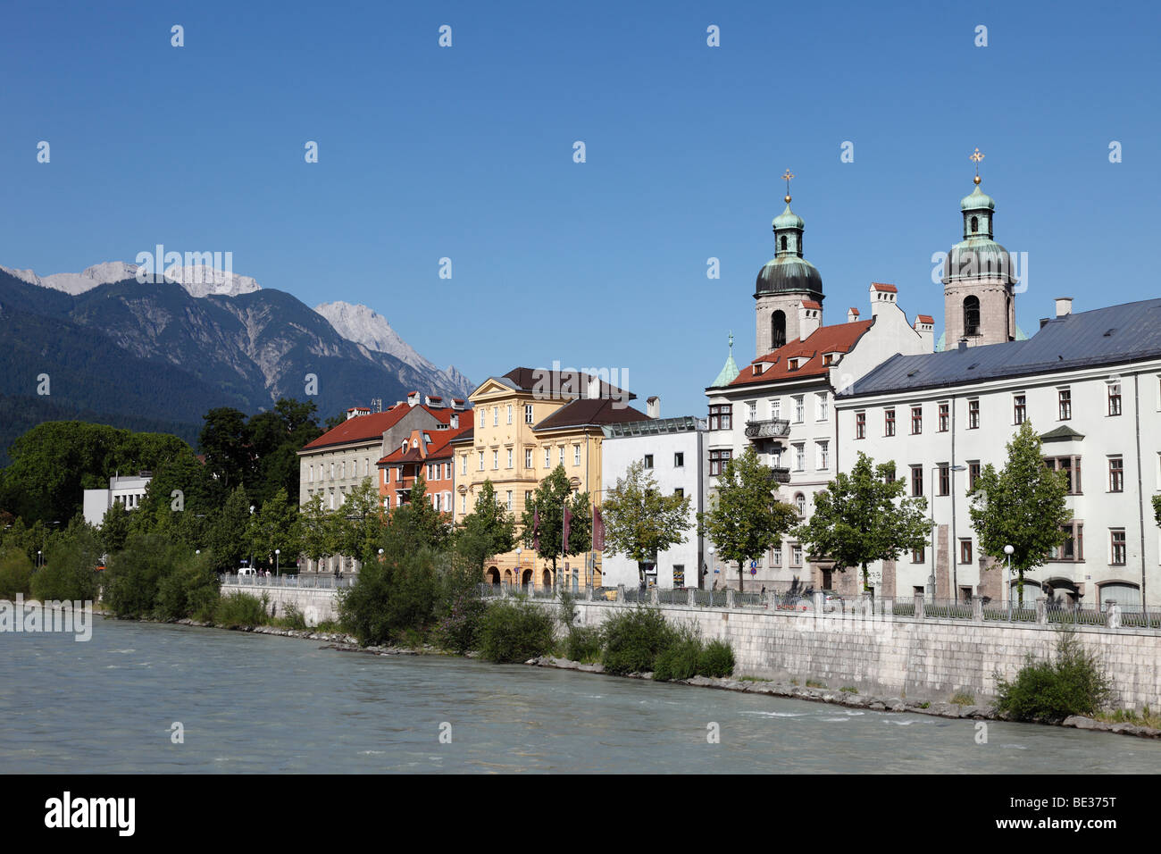 Vue sur la rivière Inn, vers le centre-ville historique d'Innsbruck avec Cathédrale, Tyrol, Autriche, Europe Banque D'Images