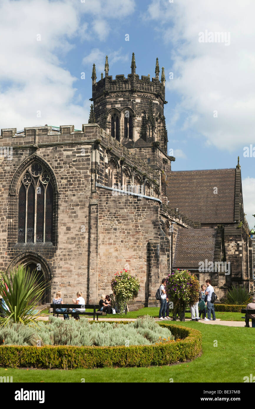 Royaume-uni, Angleterre, Staffordshire, Stafford, Saint Marys collégiale, les gens en relaxant dans sunshine Banque D'Images