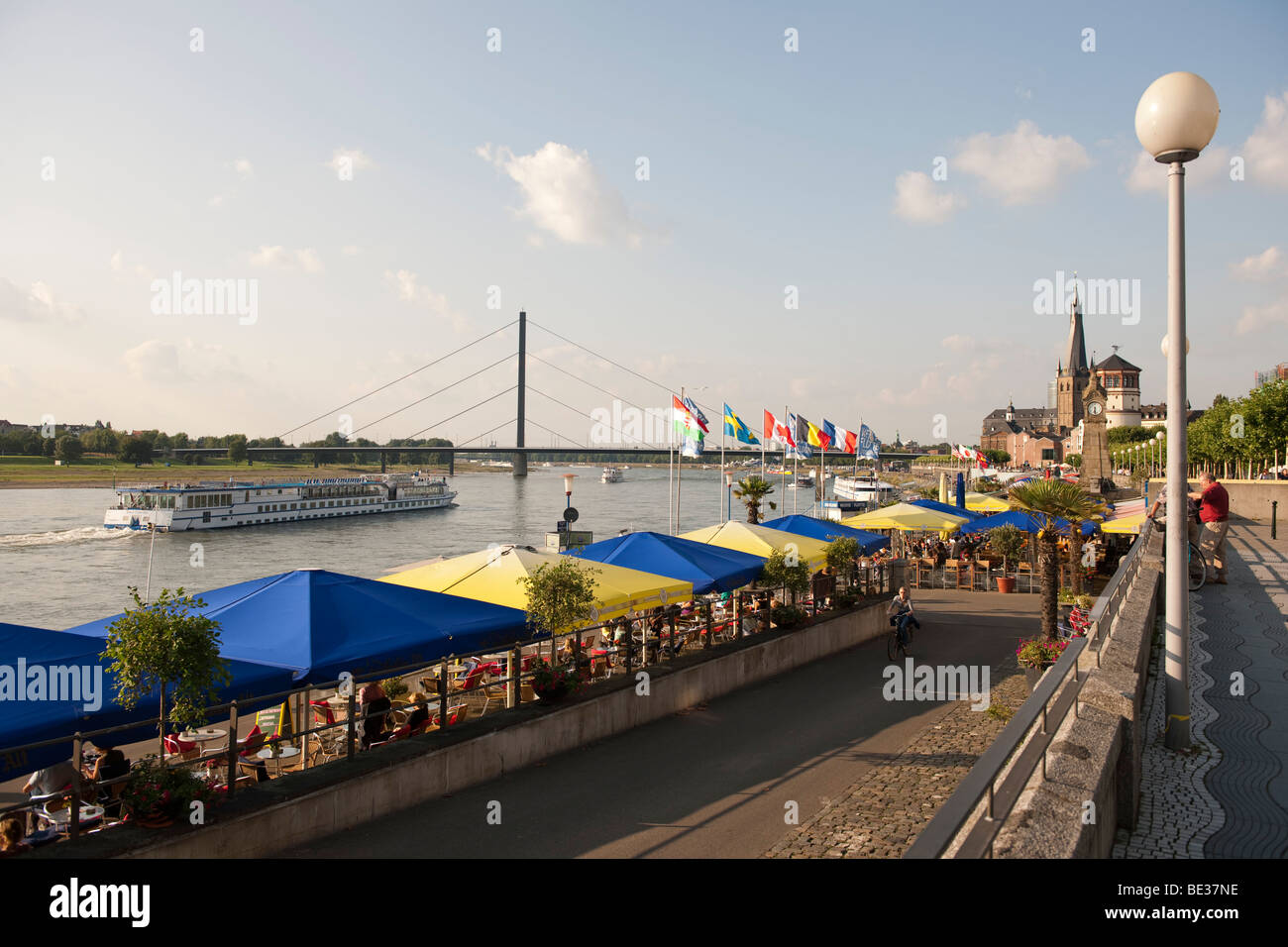 Promenade du Rhin, Düsseldorf, Rhénanie du Nord-Westphalie, Allemagne, Europe Banque D'Images