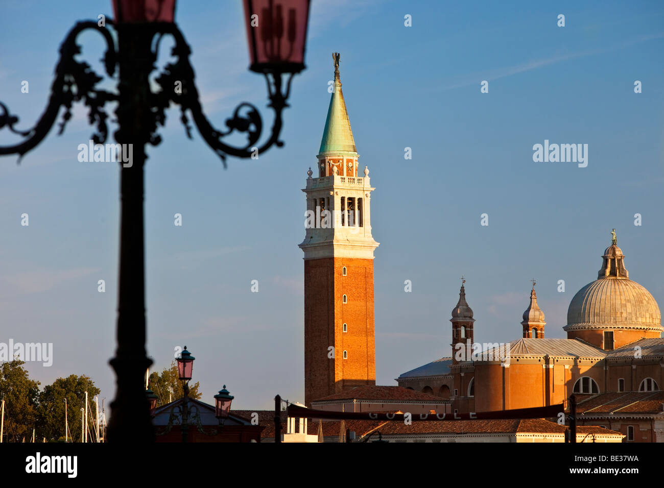 San Giorgio Maggiore à travers le Grand Canal de la Piazza San Marco à Venise Vénétie Italie Banque D'Images