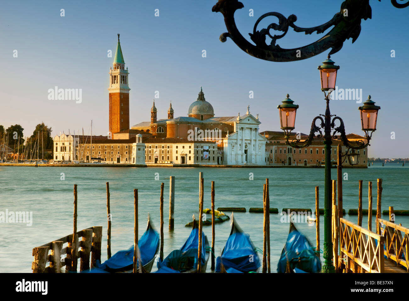 San Giorgio Maggiore à travers le Grand Canal près de la Piazza San Marco, Venise Vénétie Italie Banque D'Images