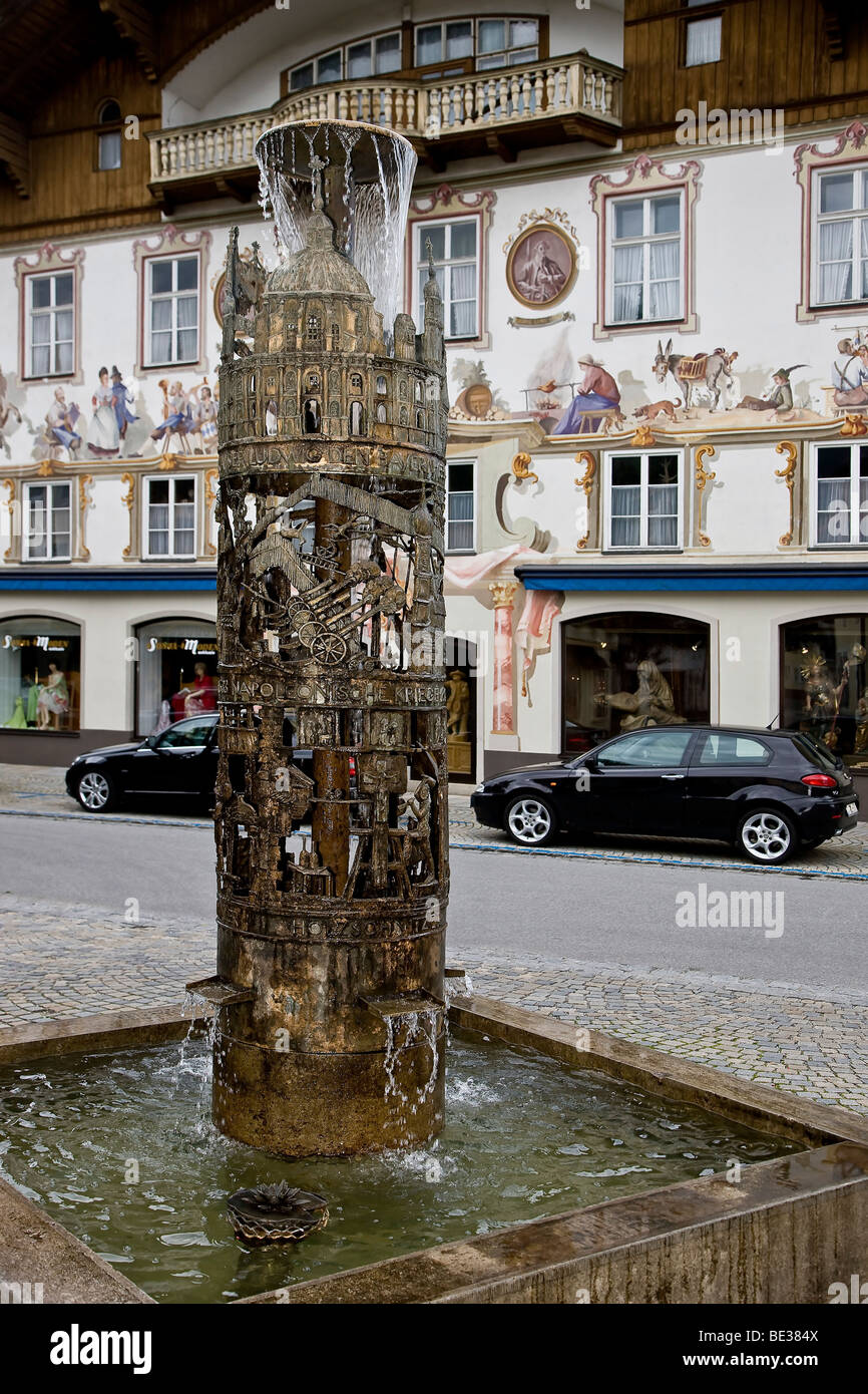 Une fontaine en face d'une belle maison peinte à Oberammergau, Bavière, Allemagne, Europe Banque D'Images